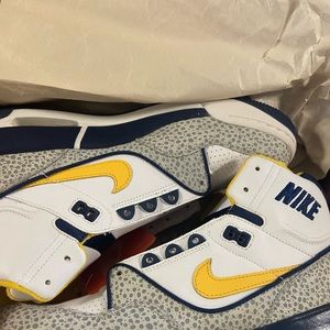 Air Nike Sneakers no sneaker laces .